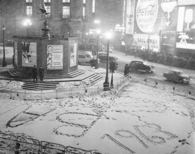 Piccadilly Circus 1962 - New Year's Eve.jpg. Click on the picture to enlarge